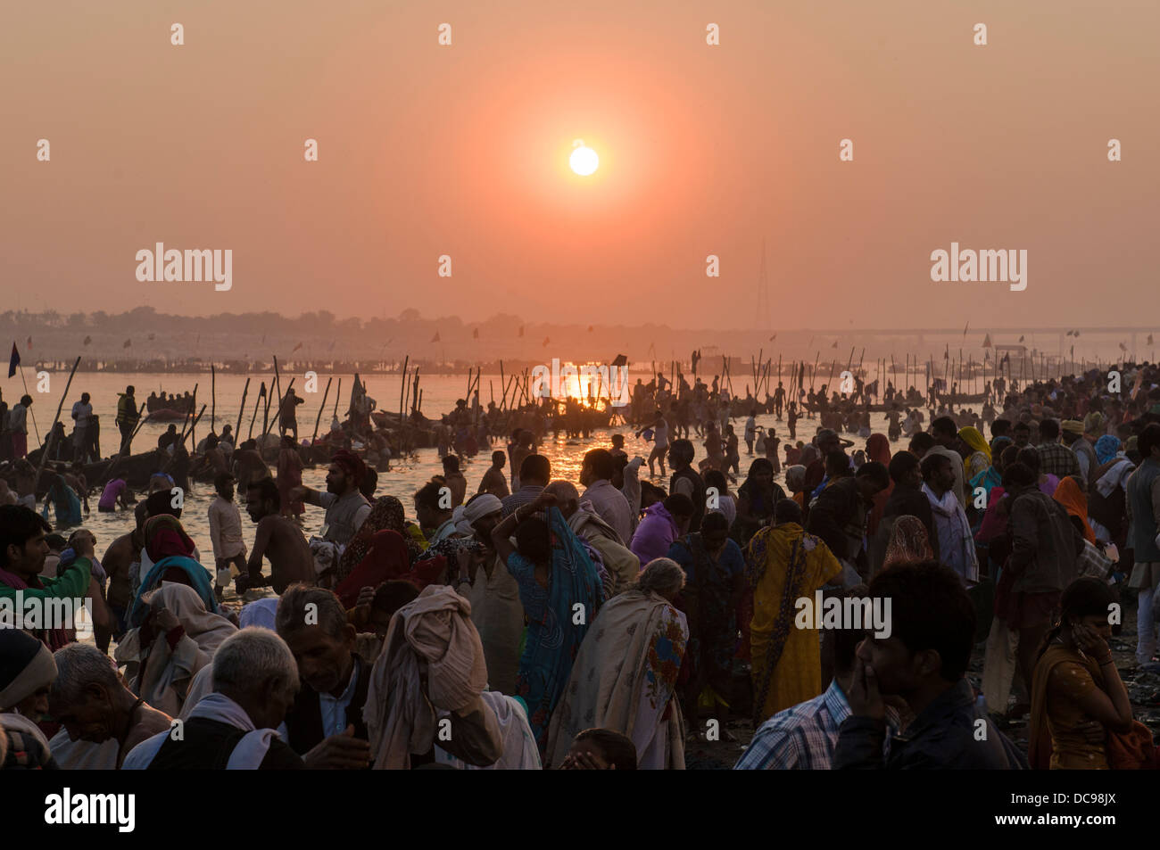 La folla raccolta sul Sangam, alla confluenza dei fiumi Gange e Yamuna e Saraswati, per il santo bagno a Foto Stock