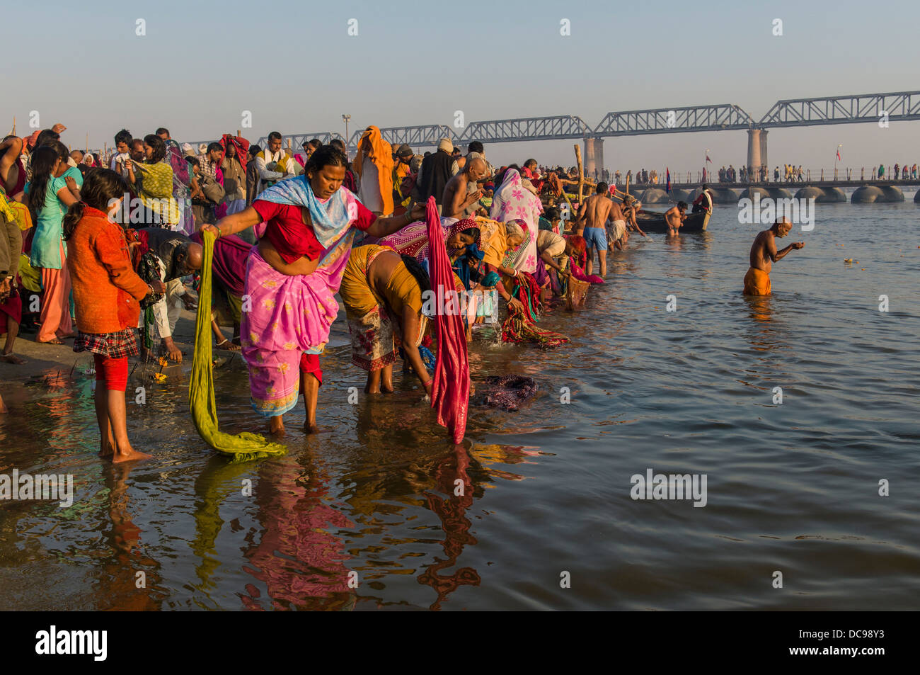 Una folla di gente che sta facendo il bagno nel Sangam, alla confluenza dei fiumi Gange e Yamuna e Saraswati, nelle prime ore del mattino, Foto Stock