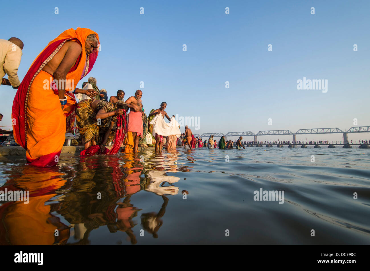 Una folla di gente che sta facendo il bagno nel Sangam, alla confluenza dei fiumi Gange e Yamuna e Saraswati, nelle prime ore del mattino, Foto Stock