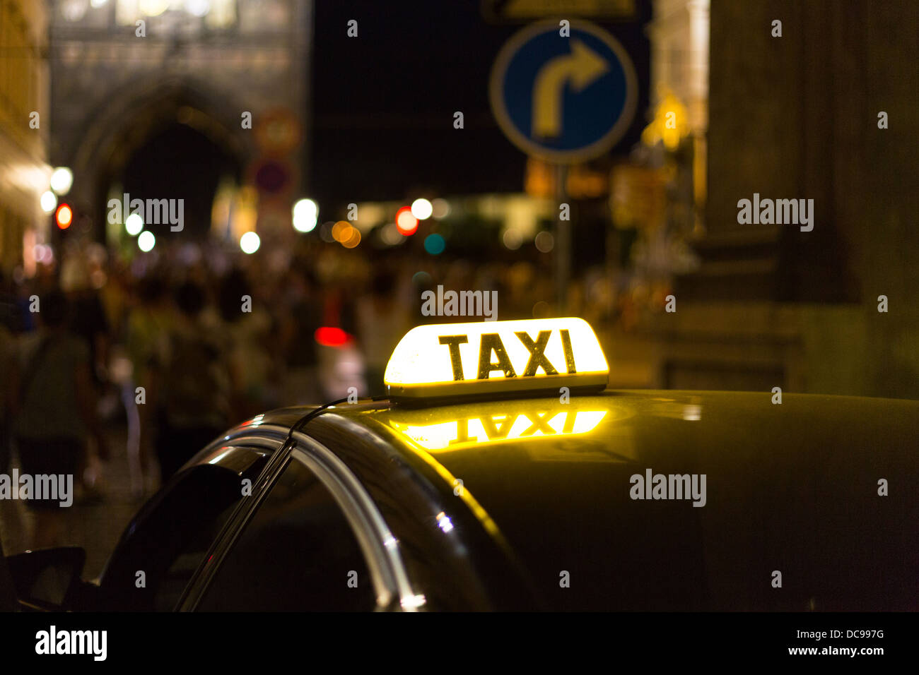 Taxi in attesa di clienti durante una notte a Praga Foto Stock