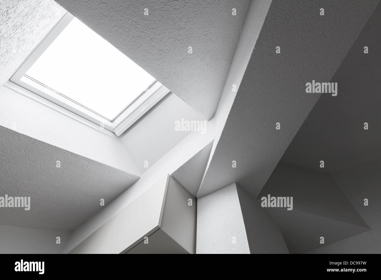 Abstract bianco frammento interno con soffitto a travi e finestra Foto Stock