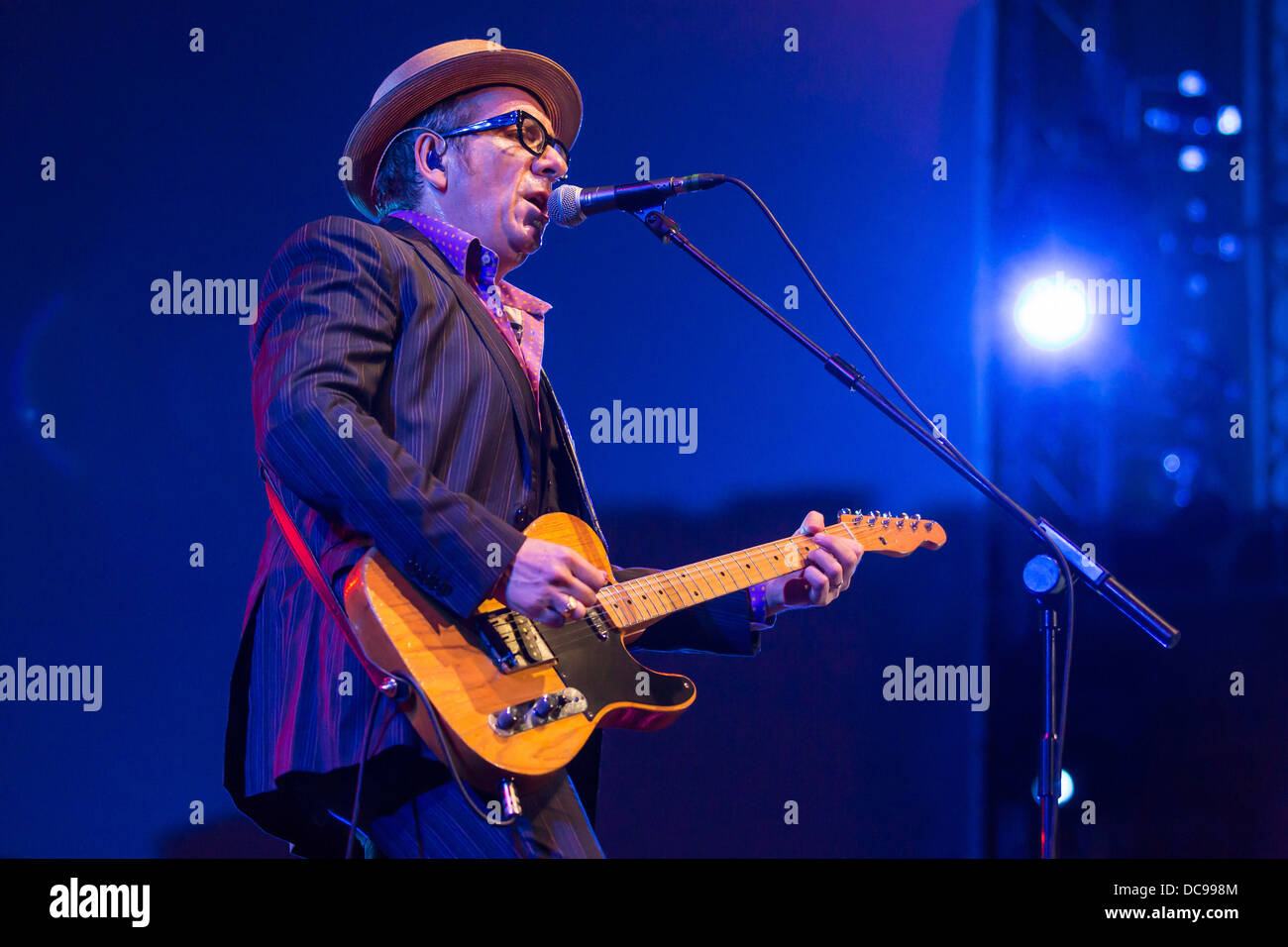 Cantautore britannico Elvis Costello, performing live al Blue Balls Festival, Luzerner Saal KKL concert hall Foto Stock