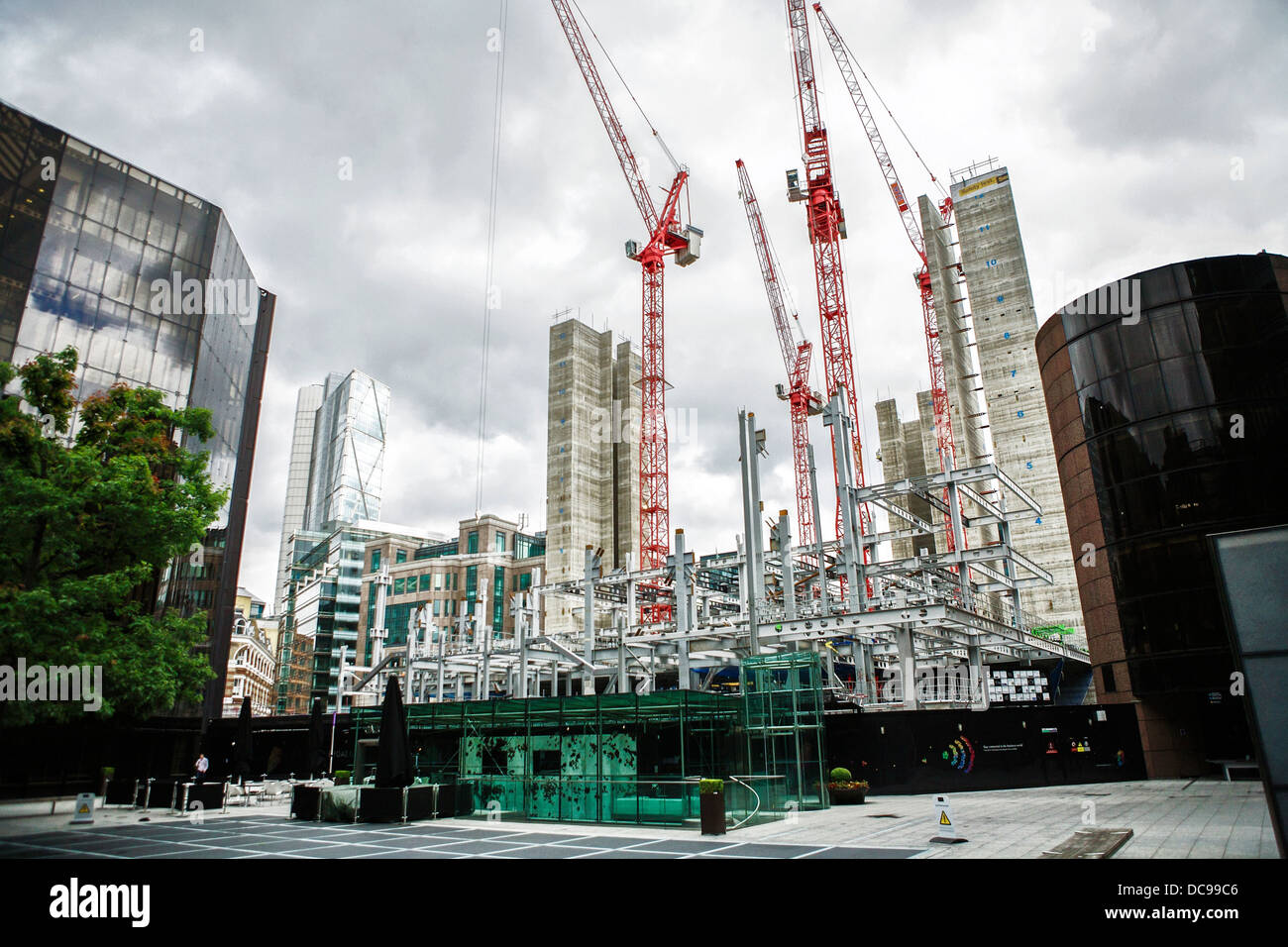 UBS - gru edili / parzialmente completato gli alberi di sollevamento di UBS nuovi uffici a 5 Broadgate nella City di Londra. Foto Stock