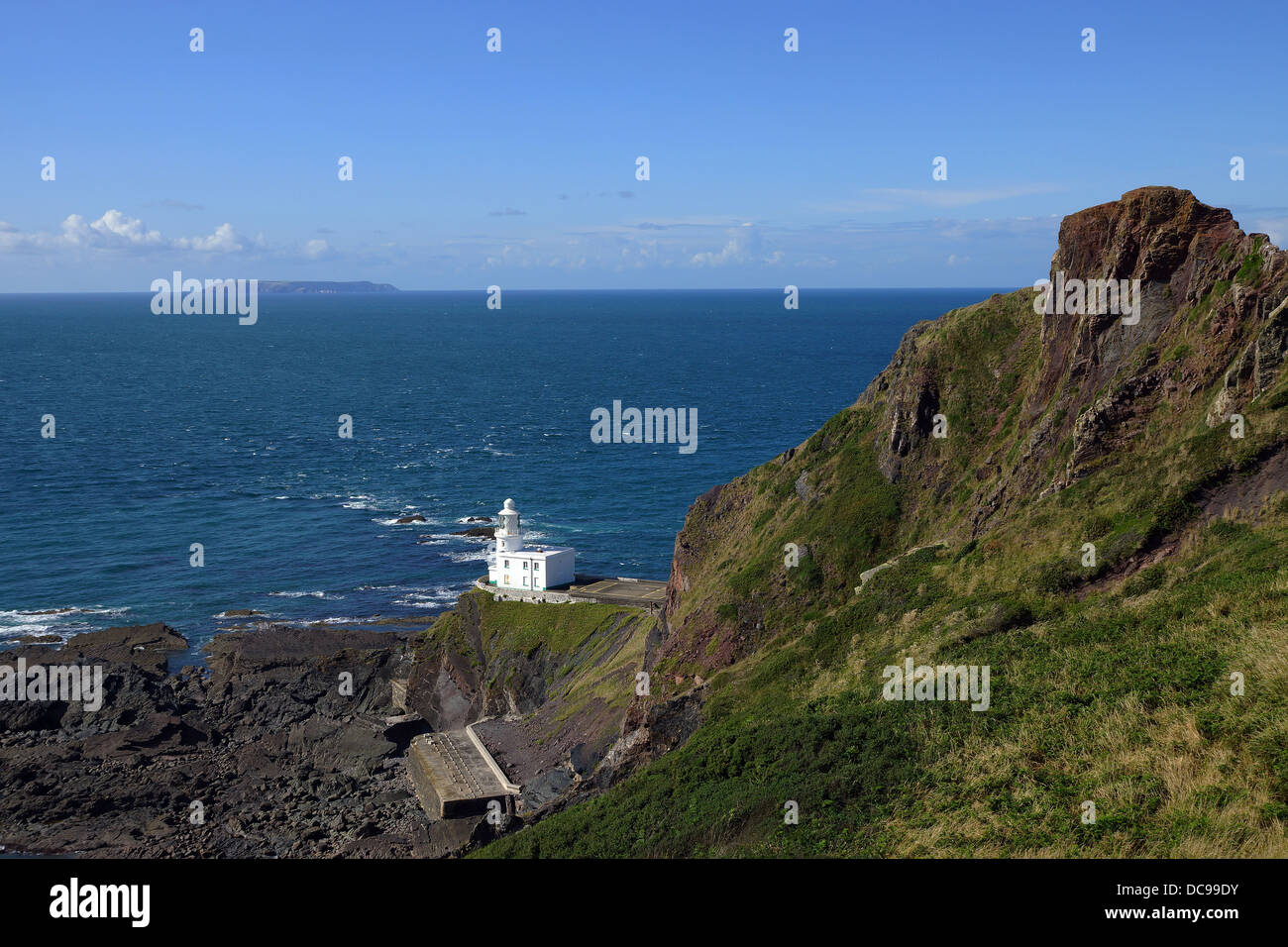 Hartland Point Lighthouse con Lundy Island in background, North Devon, Regno Unito Foto Stock