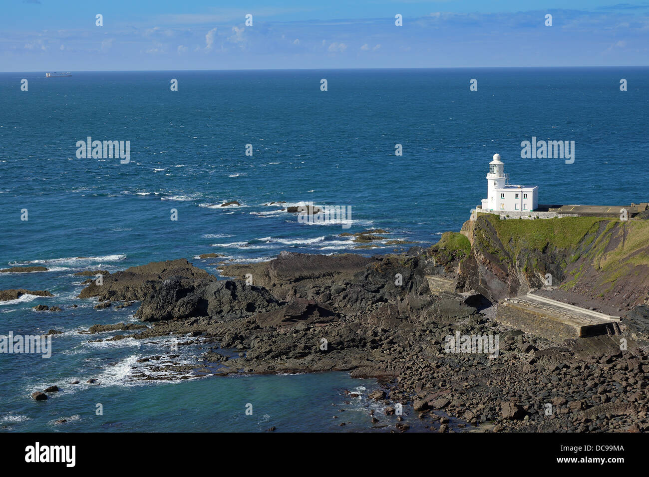 Hartland Point Lighthouse con nave in background, North Devon, Regno Unito Foto Stock