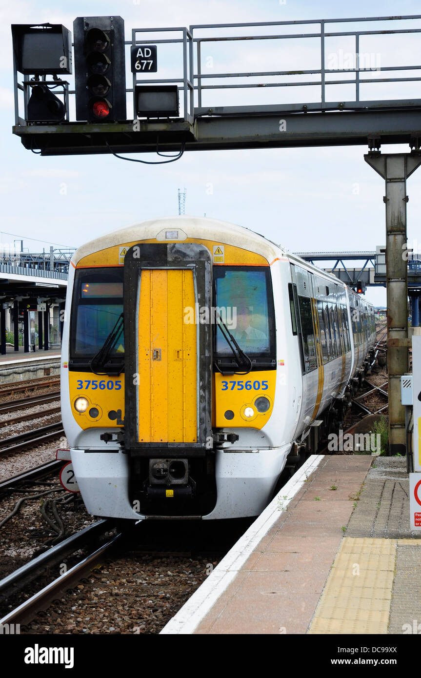 South Eastern Trains classe 375 'Electrostar' 375605 arrivando a Ashford International stazione ferroviaria, Kent, England, Regno Unito Foto Stock