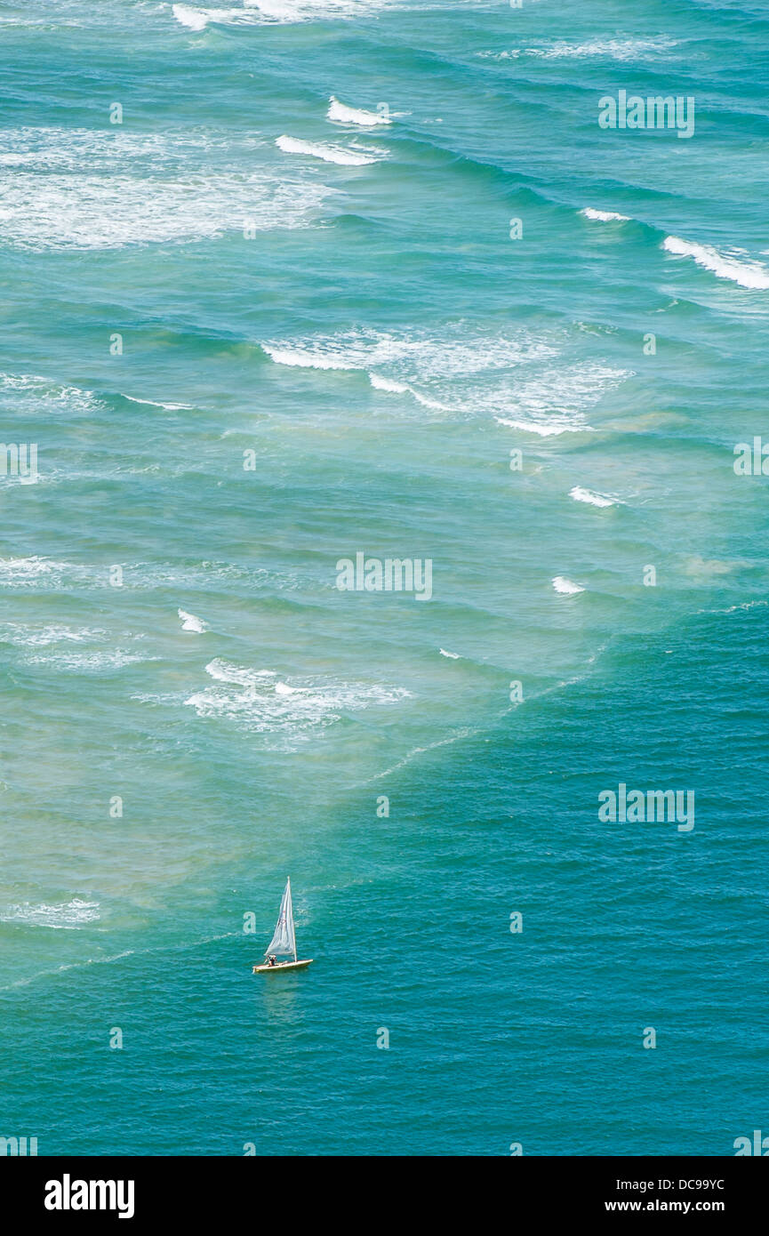 Crociera in barca a vela su piccole onde nell'oceano Foto Stock