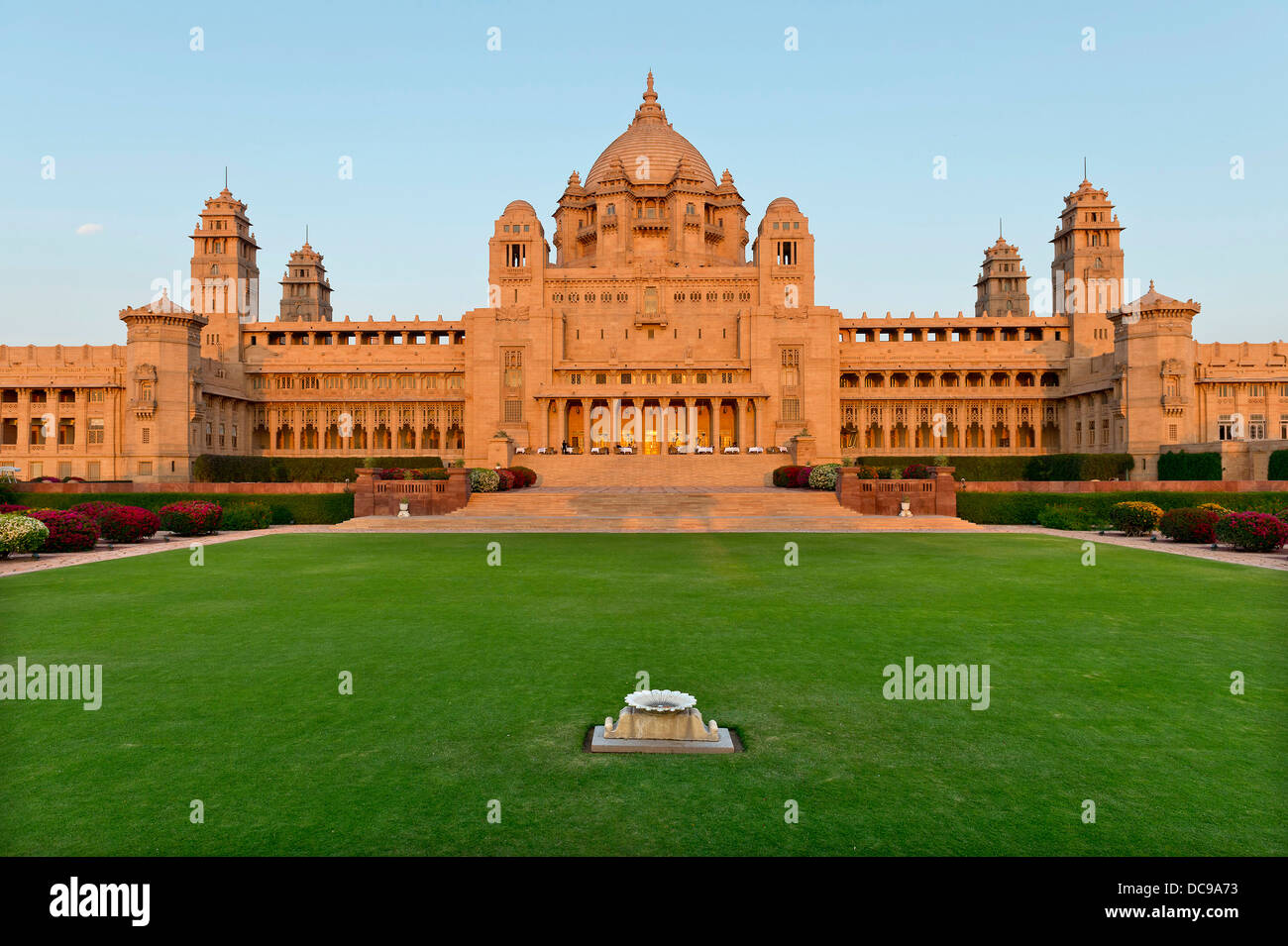 Facciata del lato giardino con un ristorante, Palace Hotel Umaid Bhawan Palace nella luce della sera Foto Stock