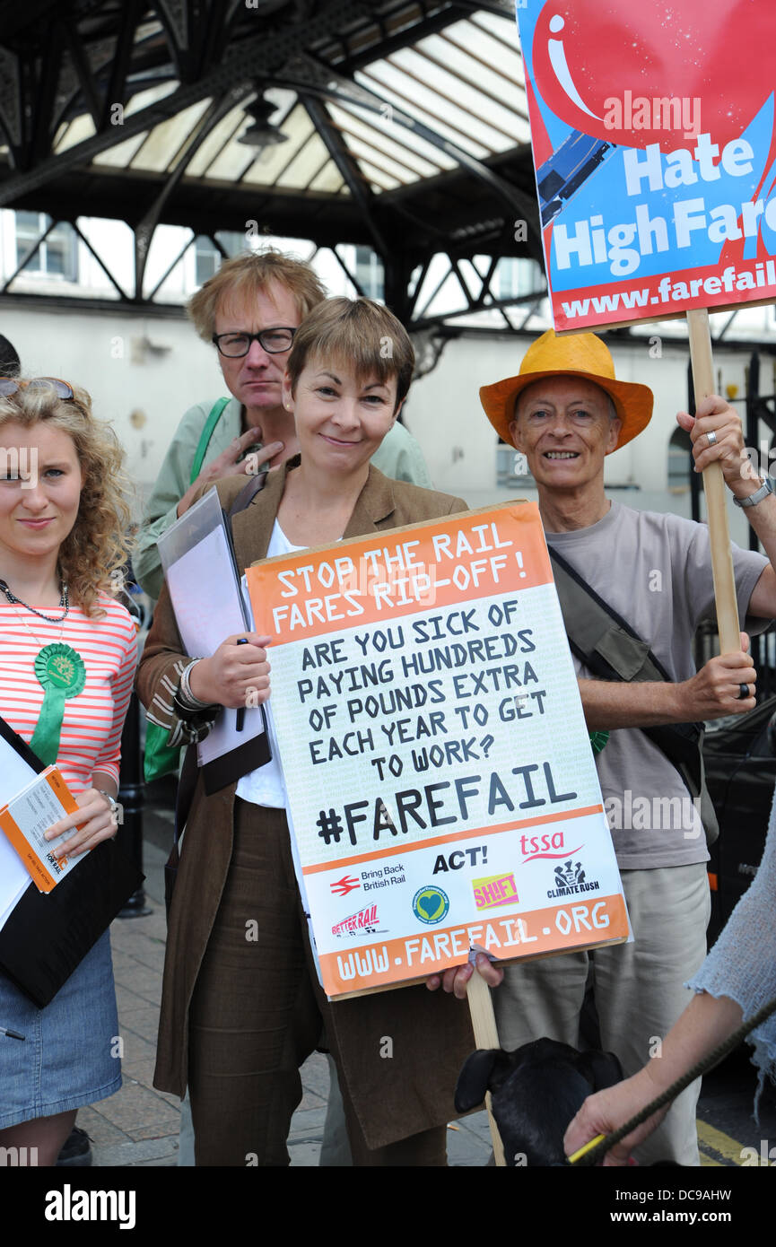 Brighton, Regno Unito. 13 Ago, 2013. - Il verde MP per il Padiglione di Brighton Caroline Lucas si unisce i dimostranti fuori stazione ferroviaria di Brighton oggi chiamando per abbassare le tariffe. Ella è anche la presentazione di uno dei membri privati di legge per i servizi dei treni per essere riportata in una proprietà pubblica . Credit: Ed Simons/Alamy Live News Foto Stock