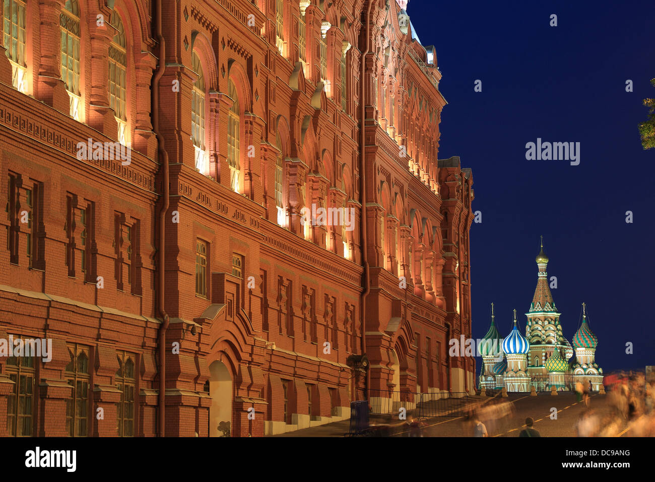 Museo storico statale e la Cattedrale di San Basilio, Sobor Vasilija Blazhennogo, sulla Piazza Rossa, di notte Foto Stock