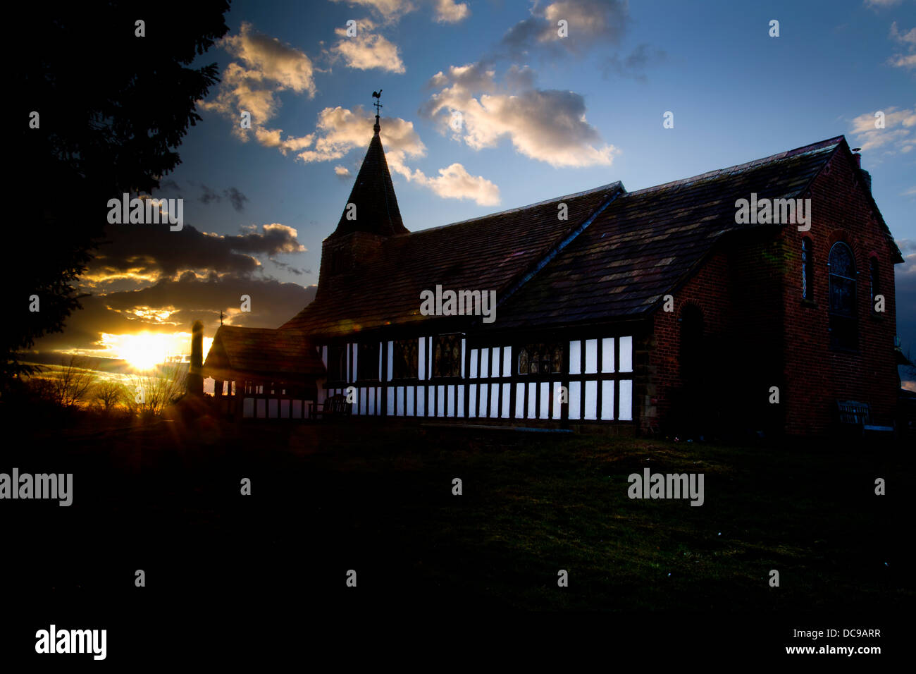 La Chiesa al tramonto, Marton chiesa, Cheshire, Regno Unito, Chiesa di San Giacomo e San Paolo, grado di un edificio elencato Foto Stock