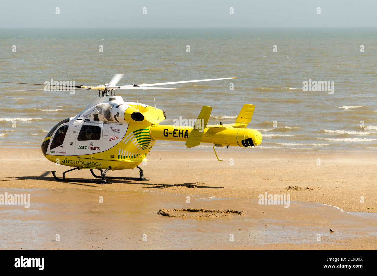 Air Ambulance sbarco sulla spiaggia England Regno Unito Foto Stock