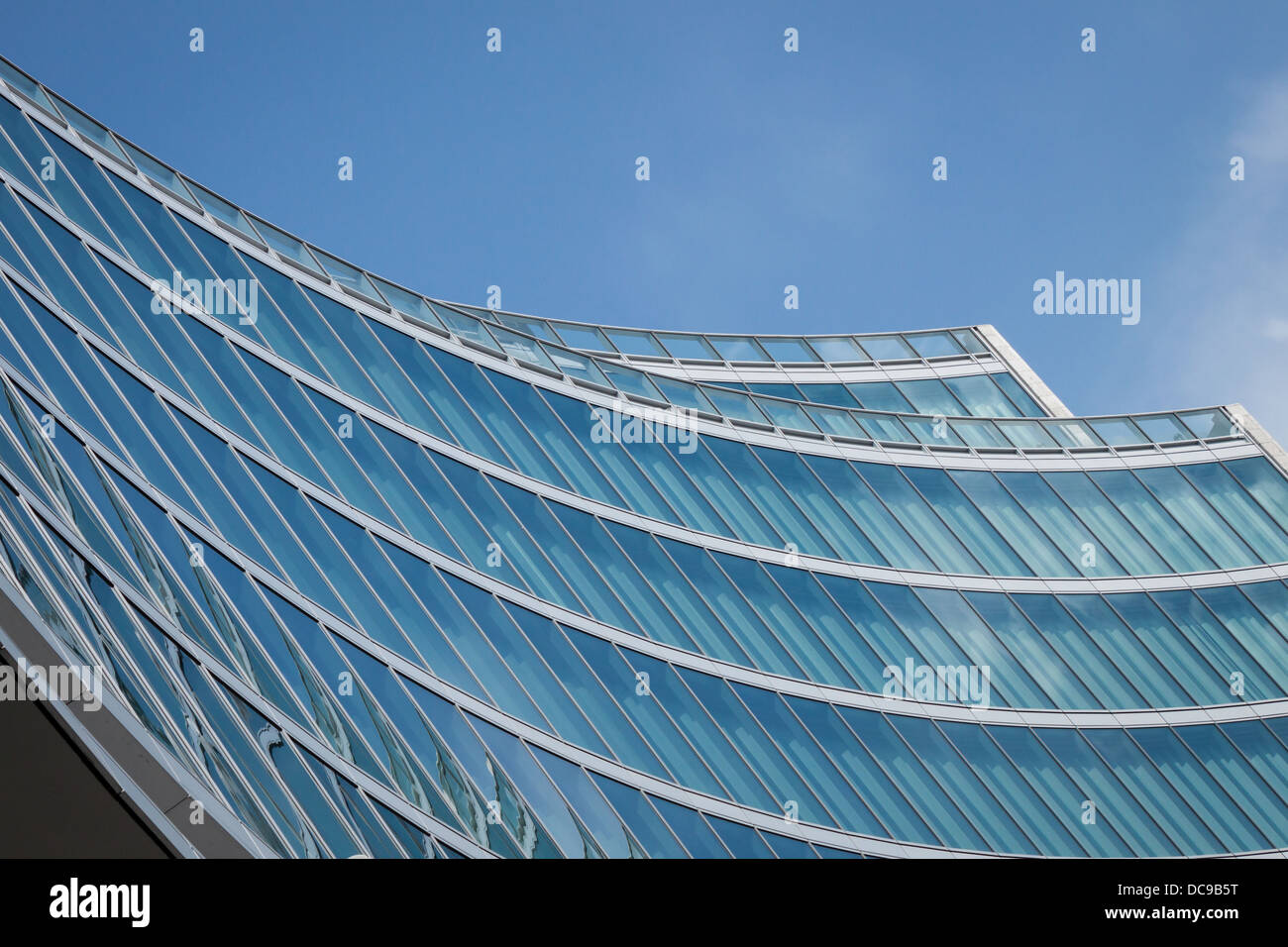 Dettagli architettonici di un edificio di moderna costruzione di acciaio e vetro Foto Stock