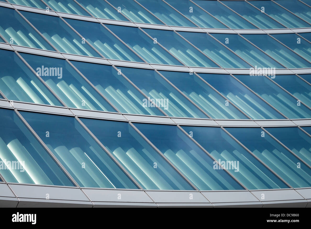 Dettagli architettonici di un edificio di moderna costruzione di acciaio e vetro Foto Stock