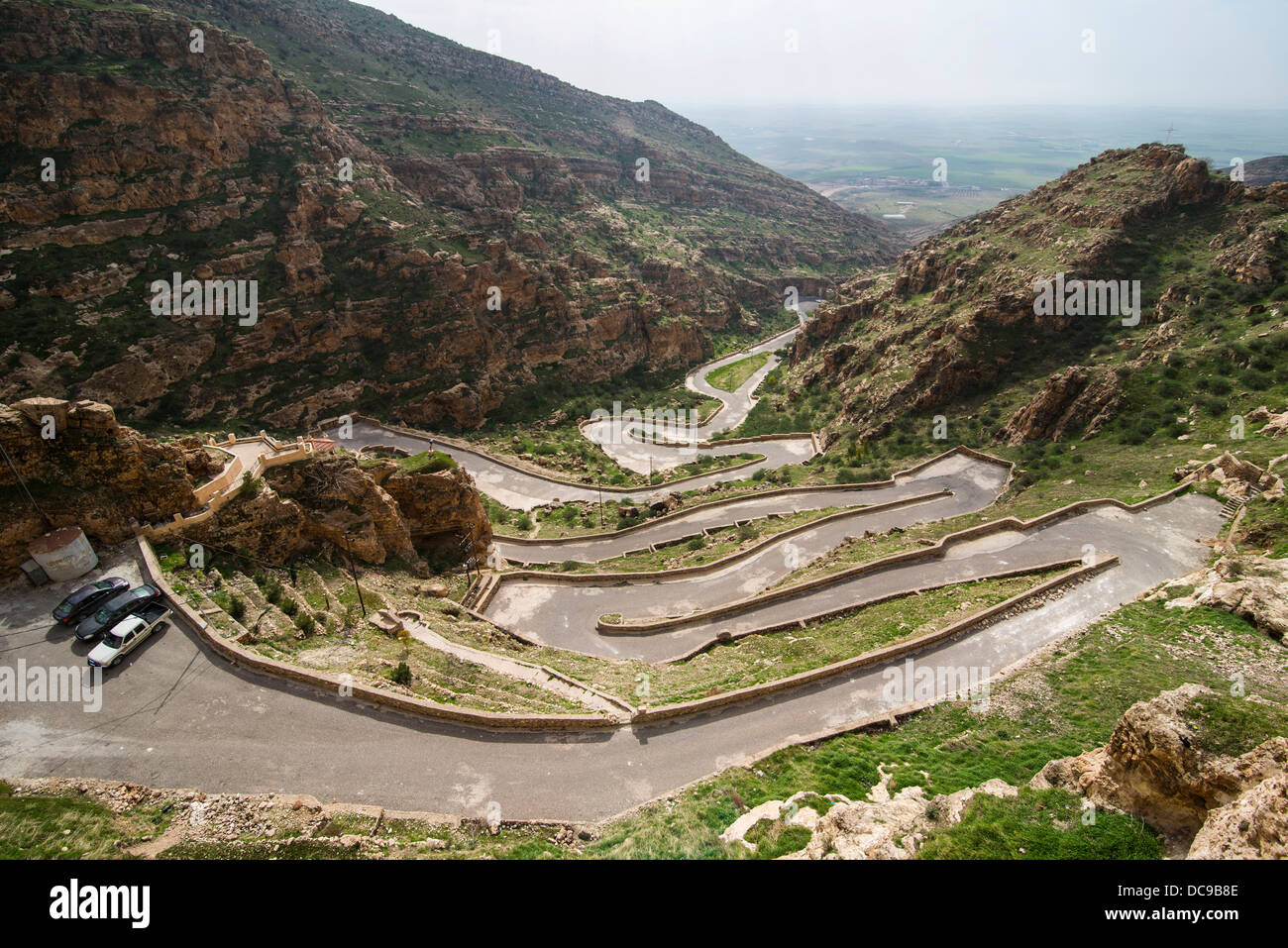 Strada a serpentina che conduce al Rabban Hormizd Monastero Foto Stock