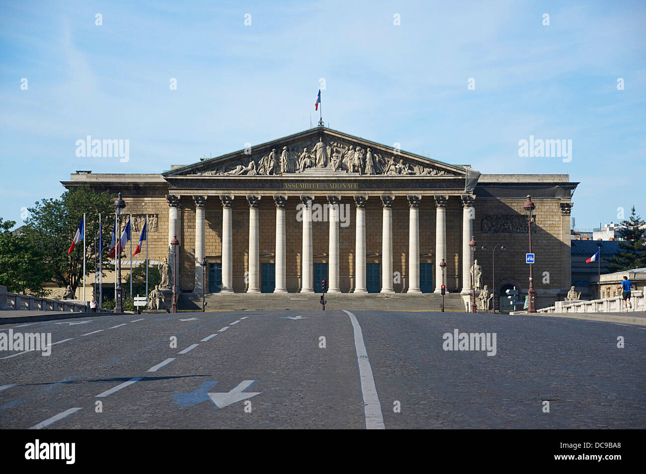 La facciata dell'Assemblea nazionale, tenendo il Pont de la Concorde a Parigi senza auto! Foto Stock