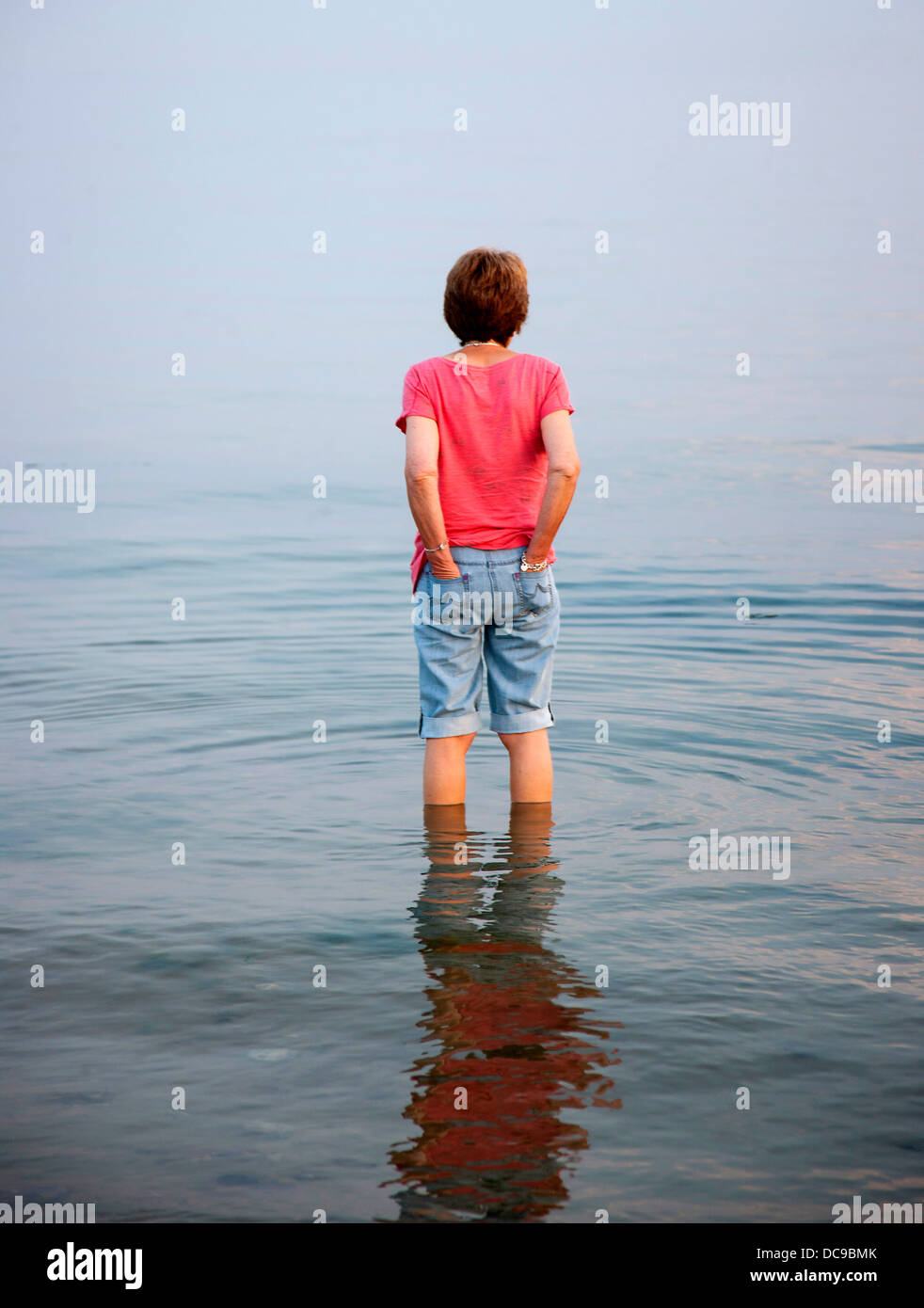 Signora paddling mentre nel pensiero profondo Foto Stock