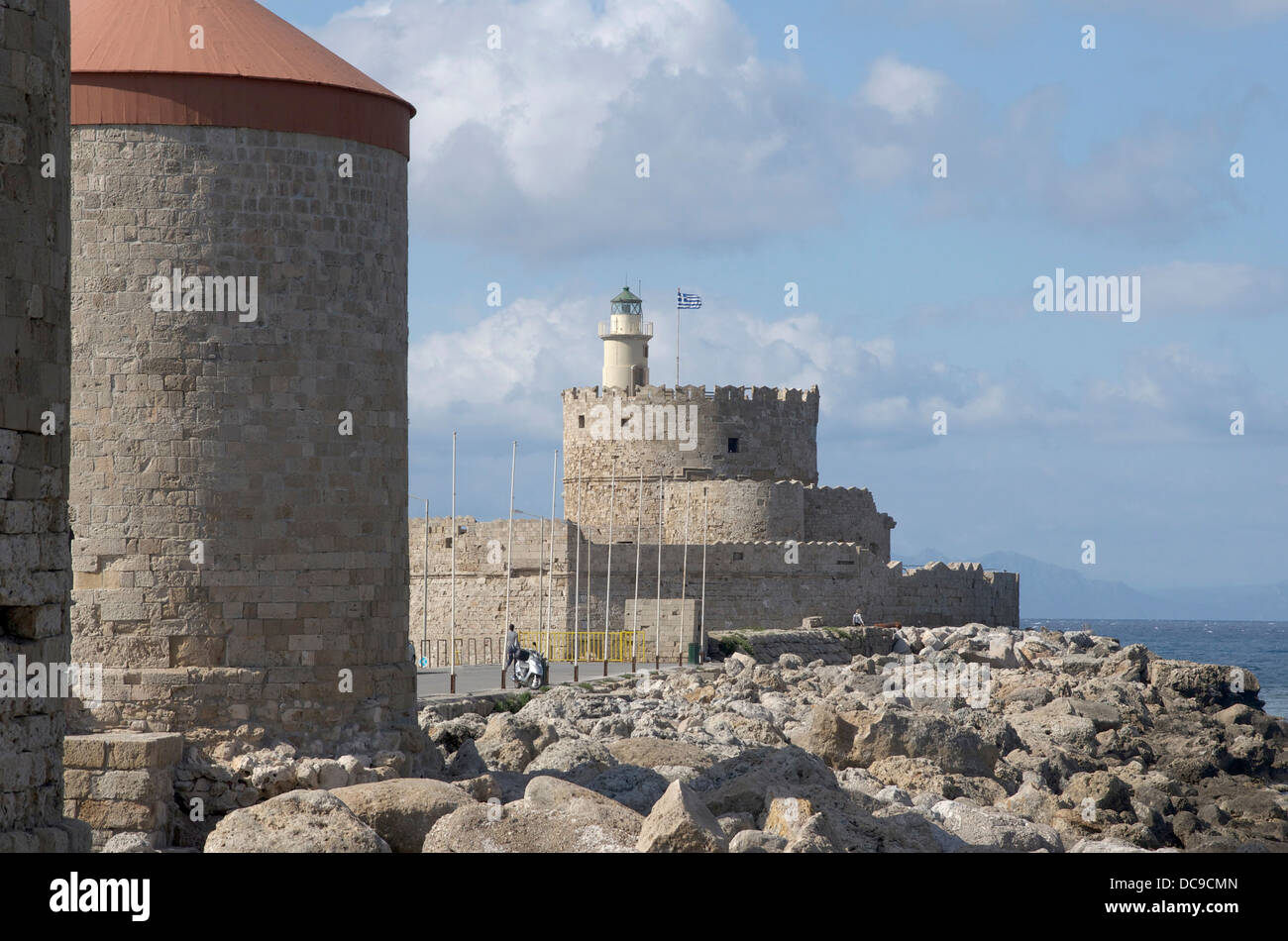 Fort Saint Nicholas, mulini a vento, porto di Rodi, Grecia. La costa turca in background. Foto Stock