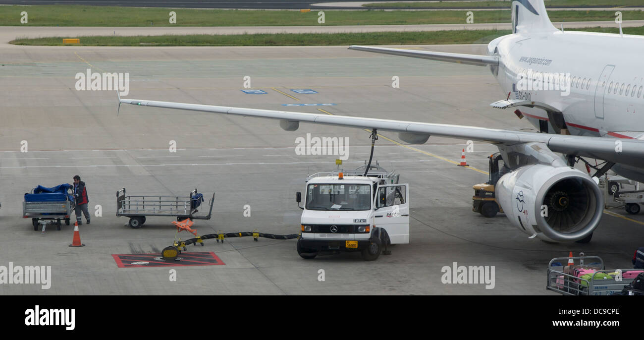 Il rifornimento di carburante di un aereo in aeroporto internazionale di Atene.. Foto Stock