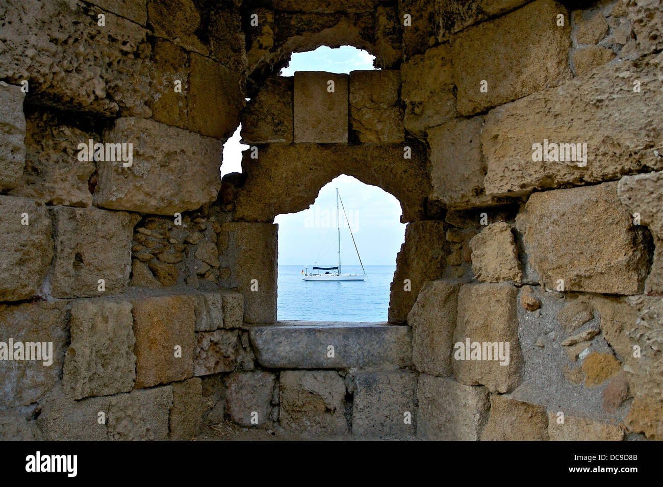 Di una nave battente bandiera tedesca, attraverso le mura della città medievale di Rodi. La Grecia. Foto Stock