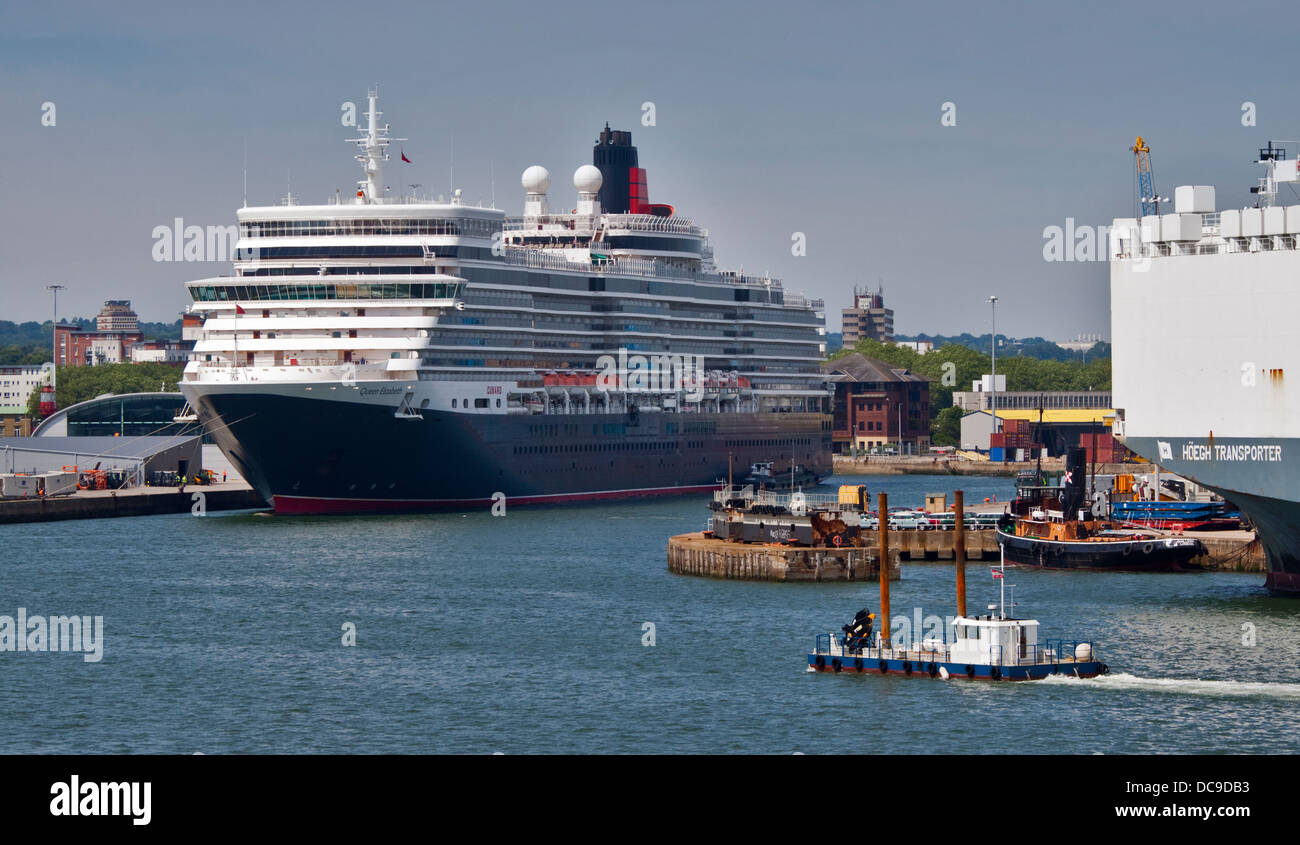 Cunard Queen Elizabeth Ocean Liner nel suo posto di ormeggio, Southampton Docks, Hampshire, Inghilterra Foto Stock