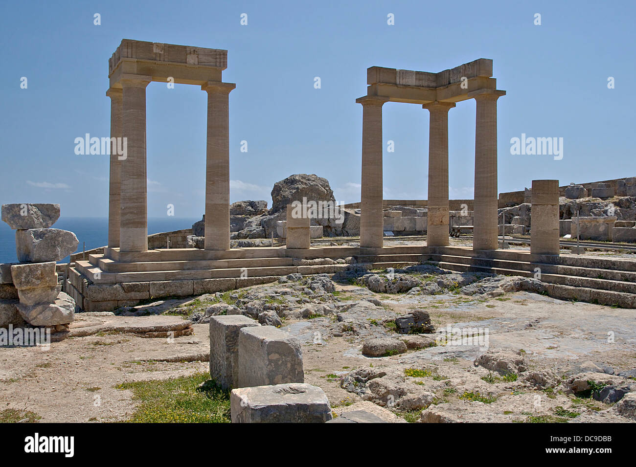 Una parte della restaurate resti del porticato dorico (epoca ellenistica) del tempio di Atena Lindia, Acropoli di Lindos, ISL Foto Stock