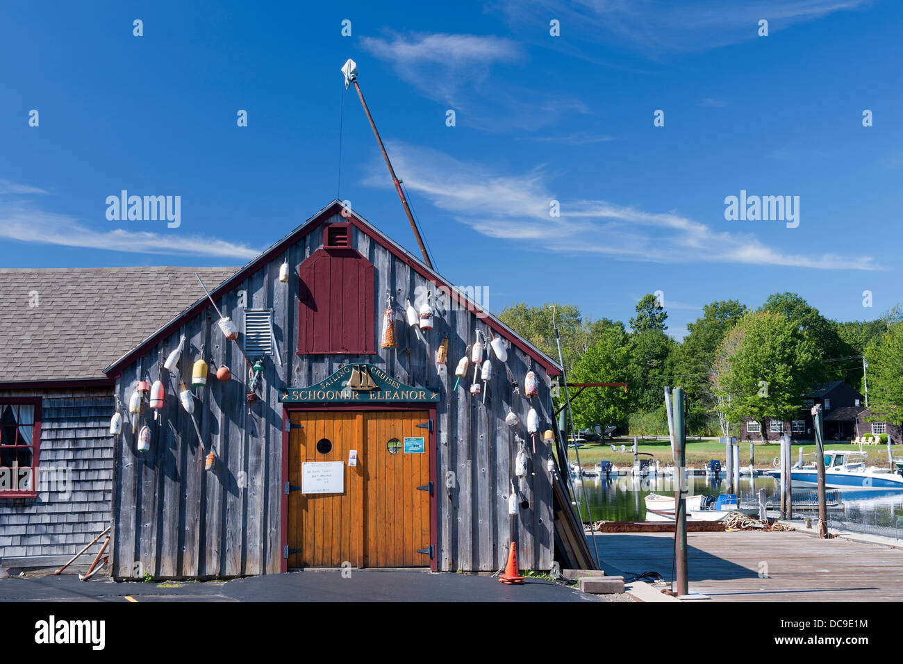 Legno pittoresco lobster shack che serve come un ufficio per una crociera in barca a vela organizzatore in Kennebunkport, Maine. Foto Stock