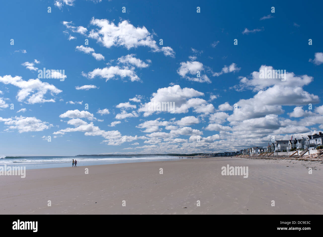 Giovane facendo una passeggiata sulla spiaggia di Moody a bassa marea. Foto Stock