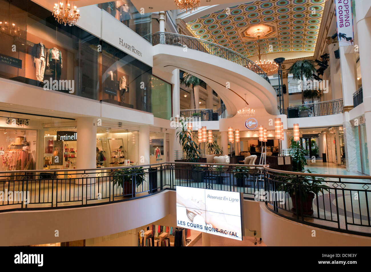 Cours Mont Royal shopping mall, Montreal, provincia del Québec in Canada. Foto Stock