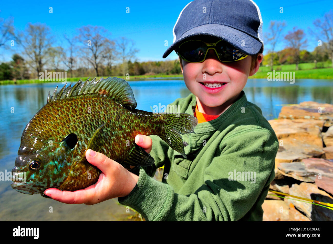 Giovane ragazzo di pesca in un stagno di Pennsylvania Foto Stock