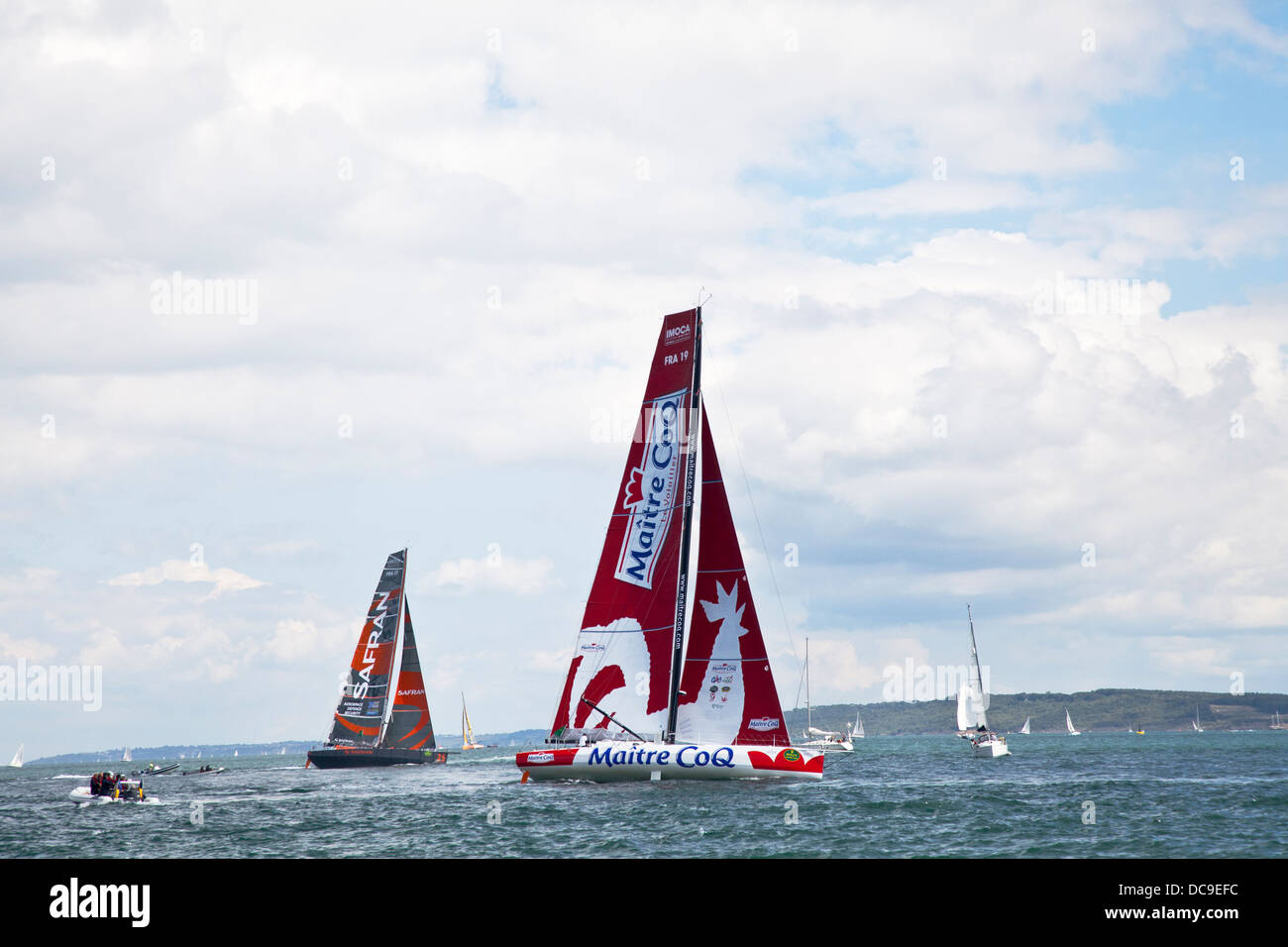 Racing yachts Maire Coq e Safran arrotondamento Hurst Spit Hampshire all'inizio del 2013 la Rolex Fastnet race. Foto Stock