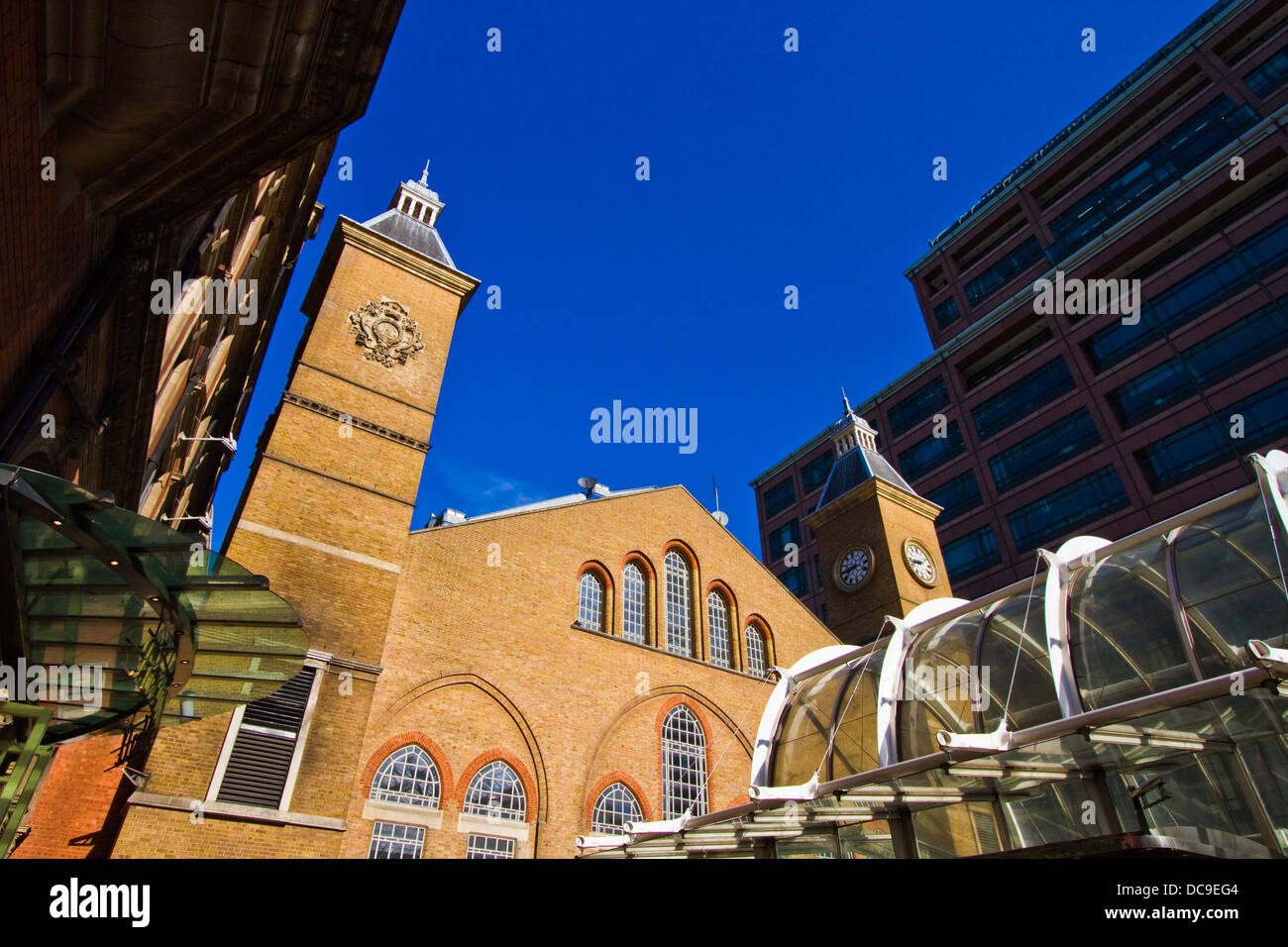 Liverpool street stazione ferroviaria vecchia struttura in mattoni incandescente al mattino presto sun, City of London Foto Stock
