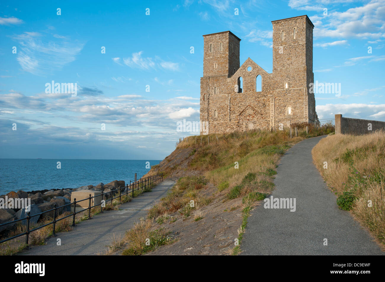 Resti della vecchia chiesa a Reculver, vicino a Herne Bay in Kent, Regno Unito. Foto Stock