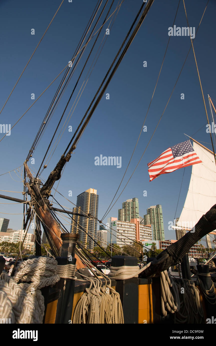 HMS REPLICA SORPRESA ROYAL NAVY FRIGATE Maritime Museum skyline del centro di San Diego California USA Foto Stock
