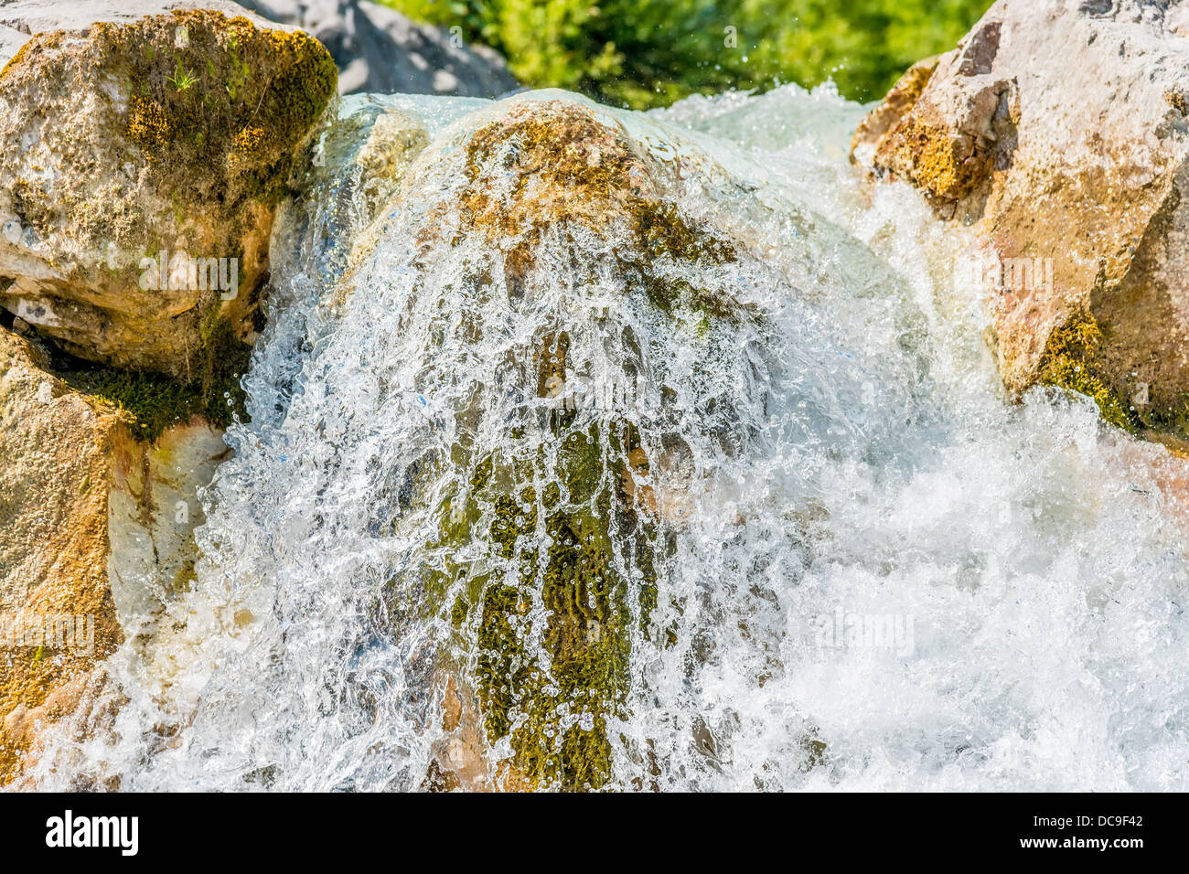 Primo piano di esposizione a breve termine di una cascata in Alpi austriache Foto Stock