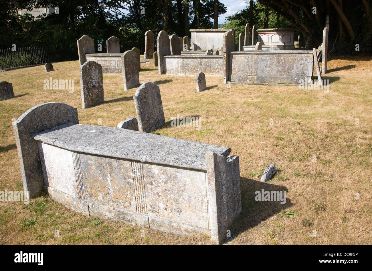 Vecchio e storico tombe e lapidi nel sagrato Mistley Essex Inghilterra Foto Stock