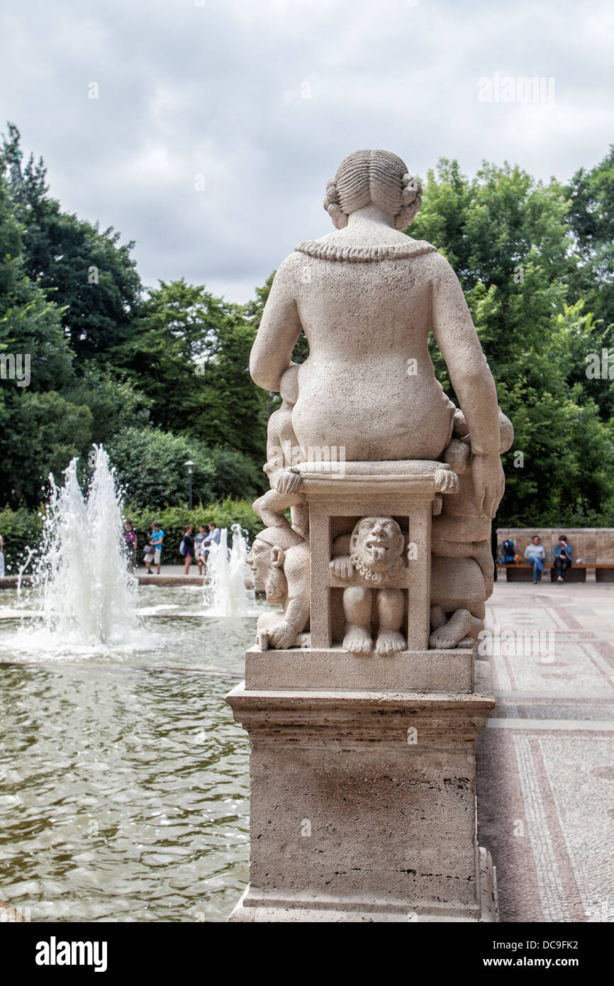 Figure in pietra decorano il Märchenbrunnen - una fontana di Fairy Tales - Volkspark Friedrichshain di Berlino Foto Stock