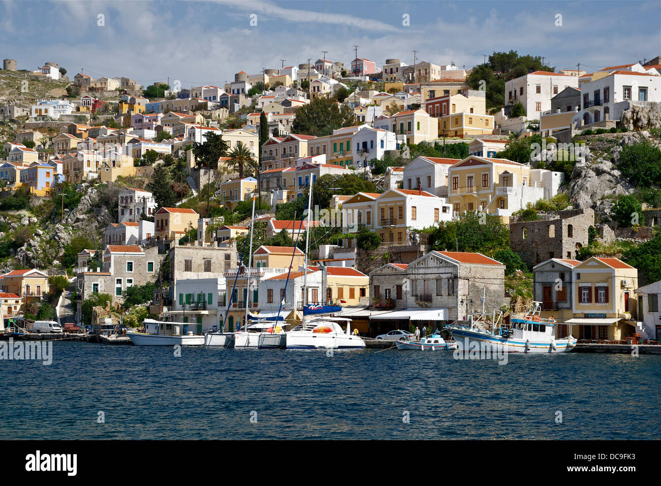 Alcune tipiche case colorate di fronte al porto di Symi, Symi Island, Grecia. Foto Stock
