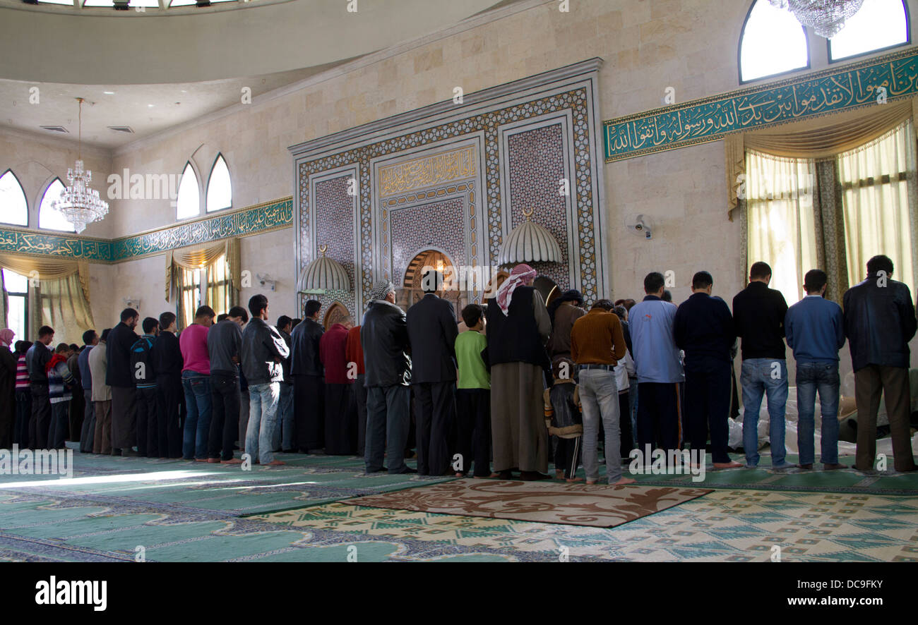 Uomini musulmani pregano in una moschea di Aleppo, Siria. Foto Stock