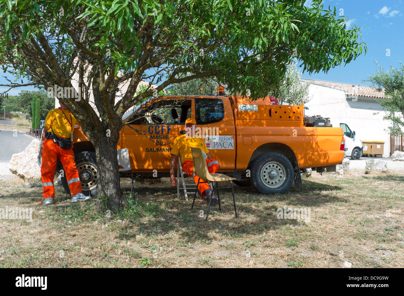 La foresta francese vigili del fuoco prendendo una pausa Saumane Foto Stock
