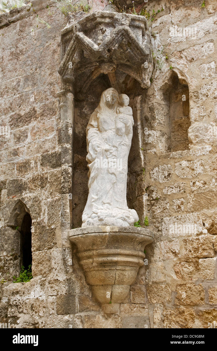 Medieval statua della Madonna e il bambino in Ippoton street presso la città di Rodi, Grecia. Foto Stock