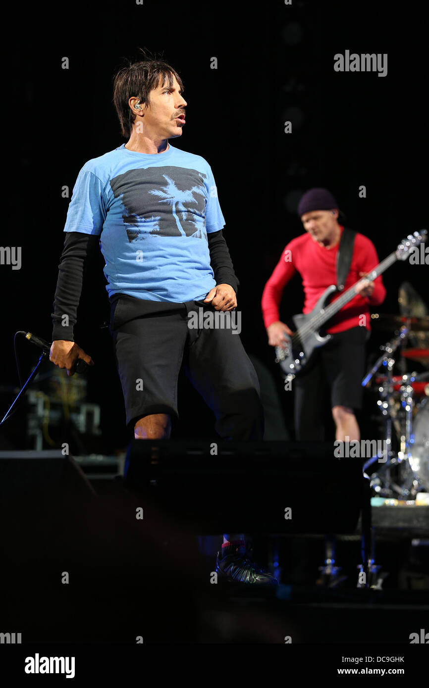 San Francisco, CALIFORNIA, STATI UNITI D'AMERICA. 11 Ago, 2013. Anthony Kiedis dei Red Hot Chili Peppers esegue in concerto al Golden Gate Park di San Francisco, CA il 11 agosto 2013. La band ha messo in evidenza la chiusura notturna del sesto al di fuori di terre festival.Daniel Gluskoter/Cal Sport Media © csm/Alamy Live News Foto Stock