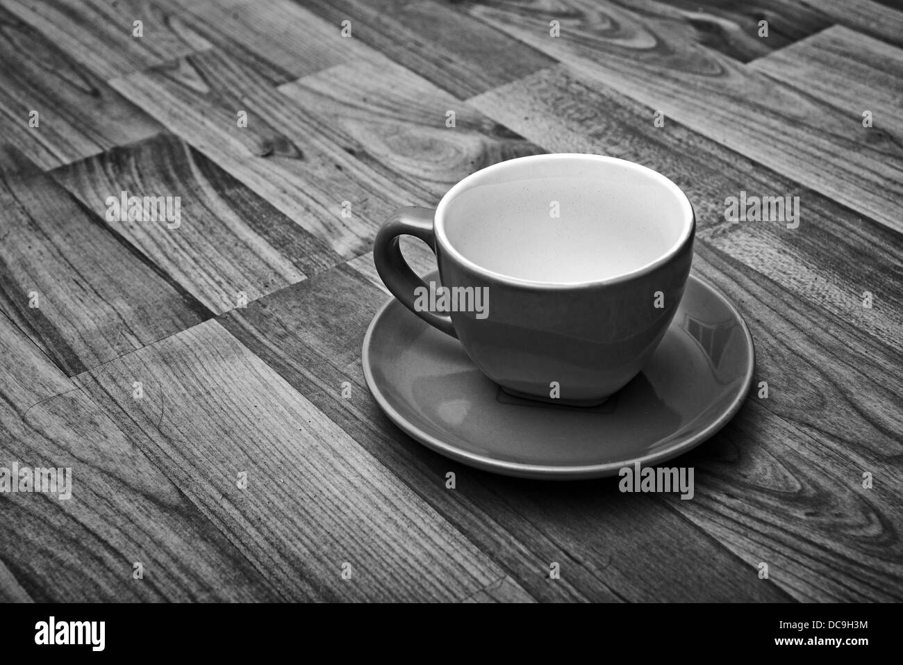 Tazza di caffè impostata su sfondo di legno Foto Stock