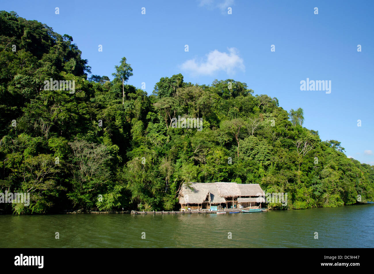 Guatemala, Rio Dulce Parco Nazionale. Rio dulce (dolce fiume) corre dal Mare dei Caraibi della navigazione sul lago Izabal. Foto Stock