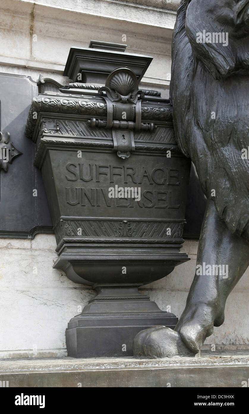 "Suffragio Universale", bronzo scrutinio boxe sul piedistallo del monumento alla repubblica, Place de la Republique, Parigi. Foto Stock