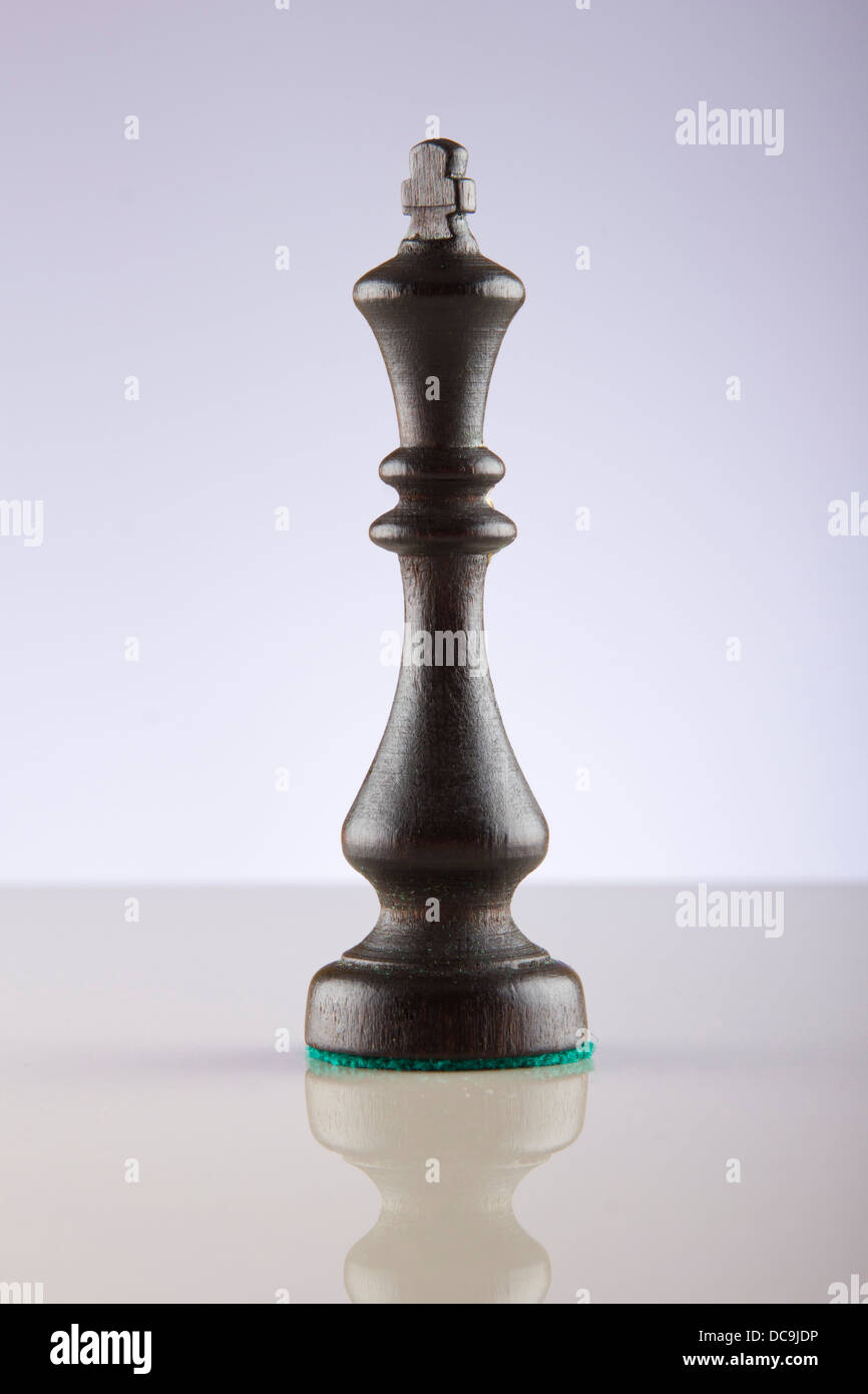 Unico in legno nero re di scacchi Foto Stock