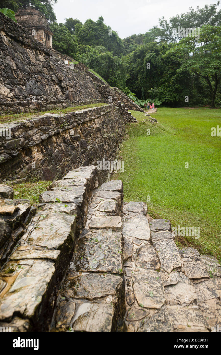 Touring i motivi di Palenque rovine Maya in Chiapas, Messico. Foto Stock