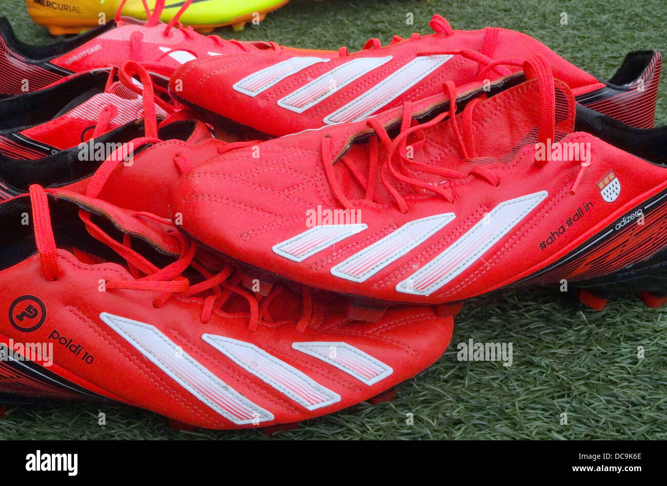 Lukas Podolski di scarpe da calcio giacciono sul passo durante il team  nazionale tedesco sessione di formazione alla Coface Arena a Mainz,  Germania, 13 agosto 2013. Le scarpe portano lo stemma della