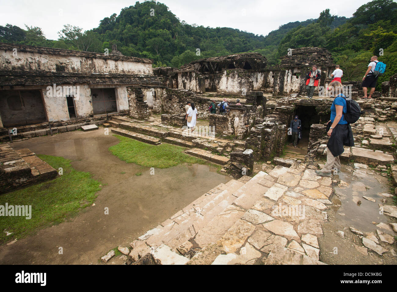 Touring i motivi di Palenque rovine Maya in Chiapas, Messico. Foto Stock