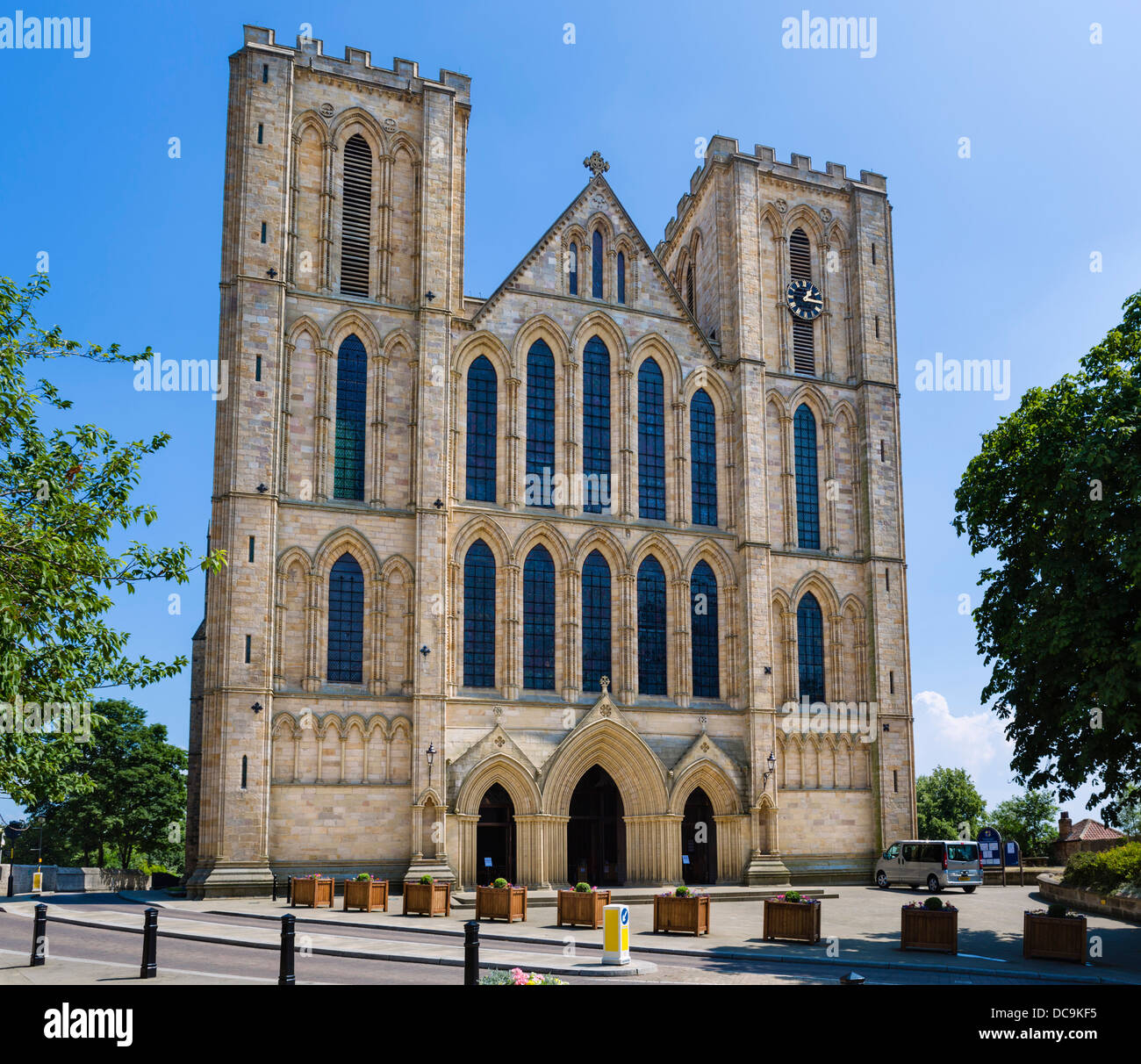 La facciata della cattedrale di Ripon, Ripon, North Yorkshire, Inghilterra, Regno Unito Foto Stock